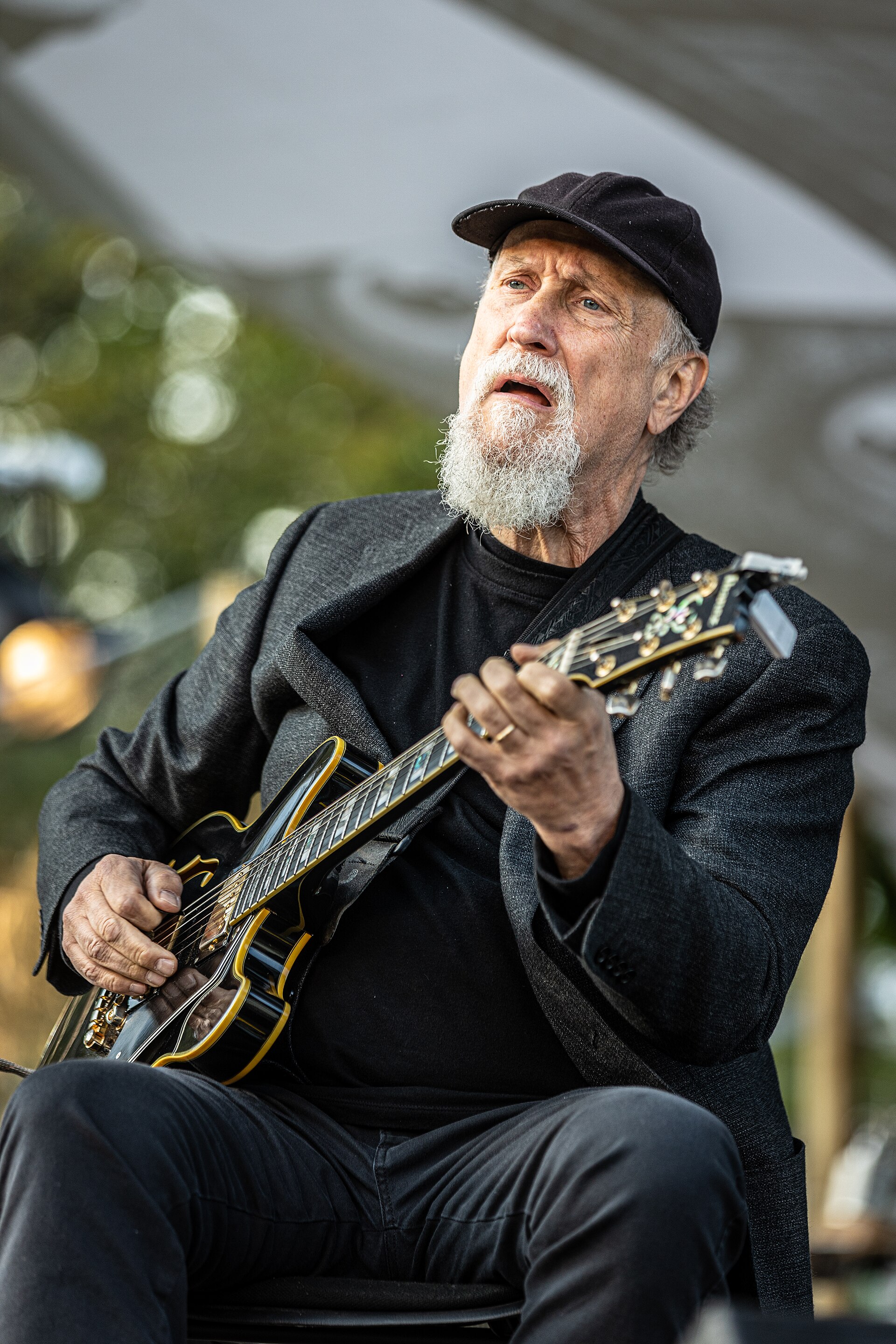 John Scofield playing guitar at the Moers Festival in 2021
