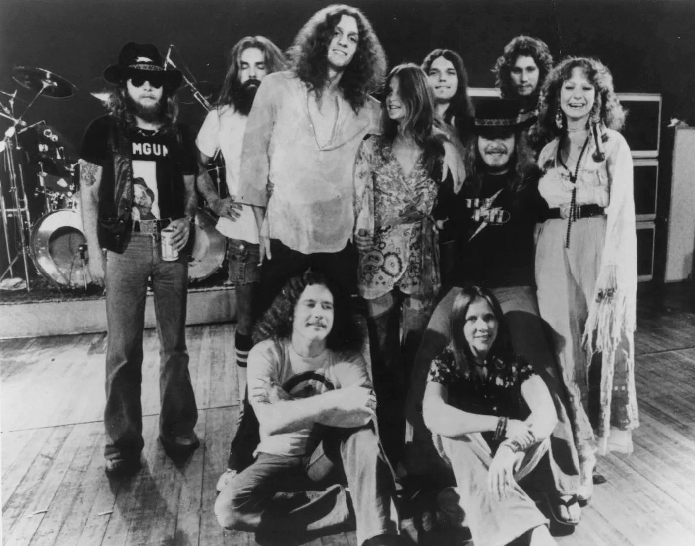 Lynyrd Skynyrd with the Honkettes in a 1976 MCA press photo. Cassie Gaines joined the backing trio in December 1975 and recommended her brother.