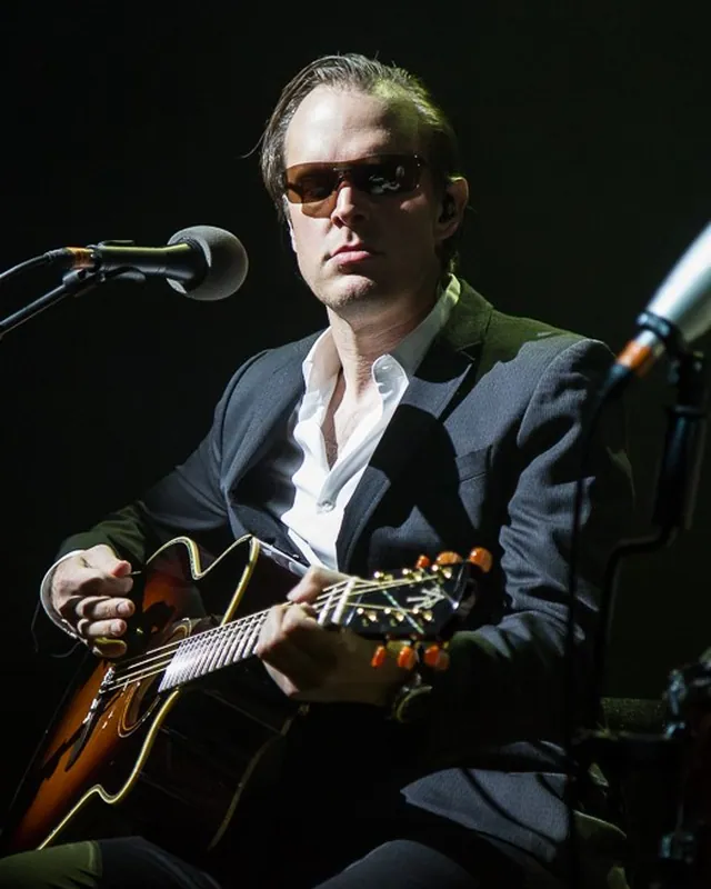 Joe Bonamassa performing live