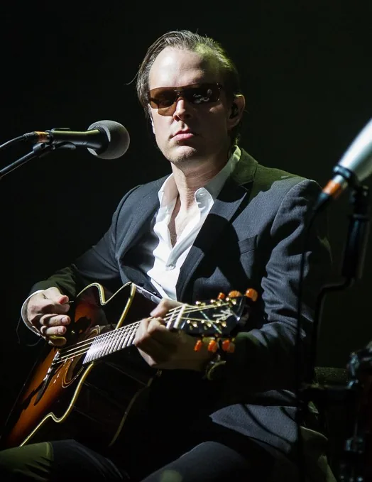 Joe Bonamassa performing live