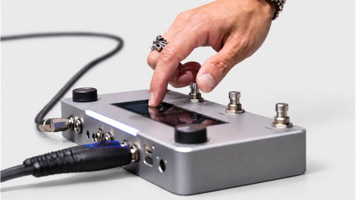 Zoom Neurig product view showing the compact floorboard and its controls