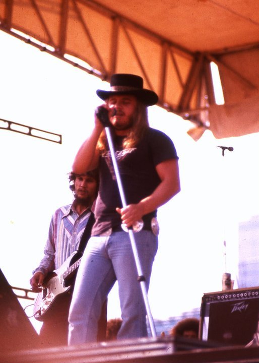 Ronnie Van Zant sings "Free Bird" at Soldier Field in Chicago on July 10, 1977, with Gaines in the band. (Inline only: 514 px wide.)