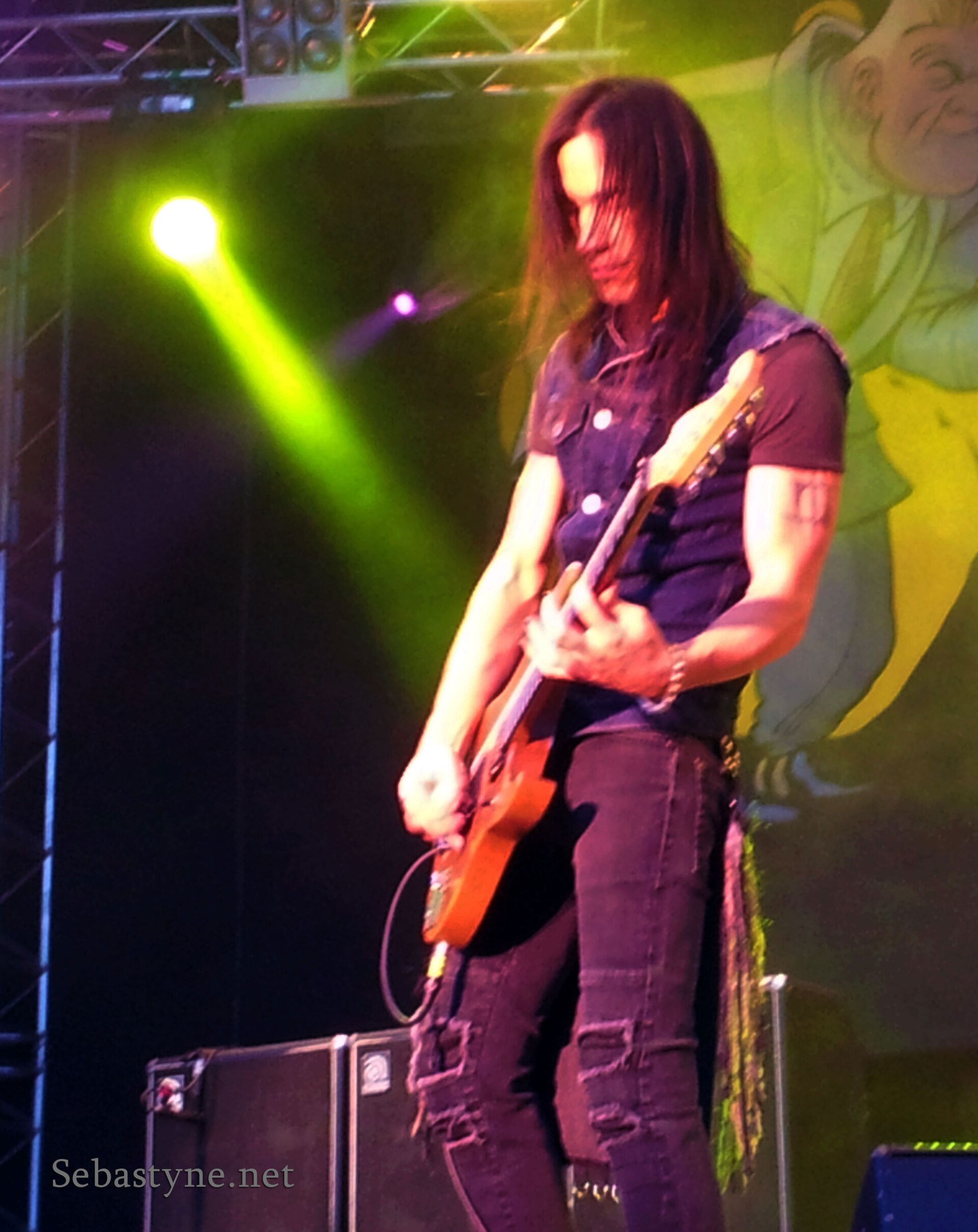 Nuno Bettencourt playing guitar with Extreme in Tampere, Finland, in 2015