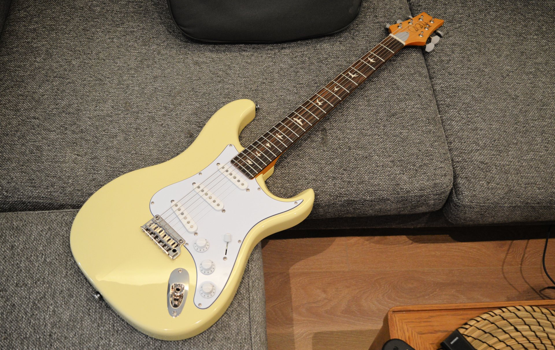 PRS SE Silver Sky in Moon White