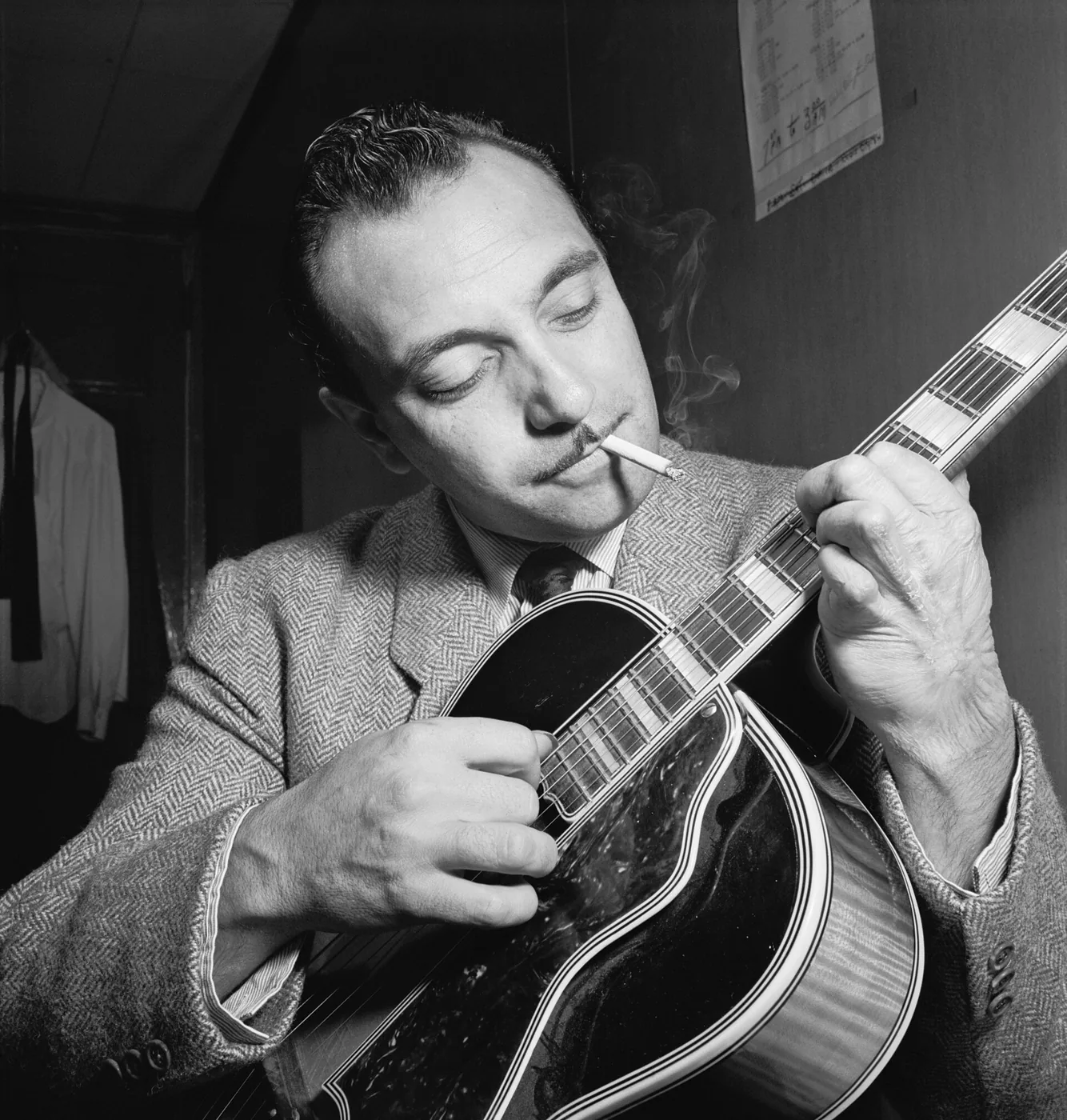 Django Reinhardt performing live