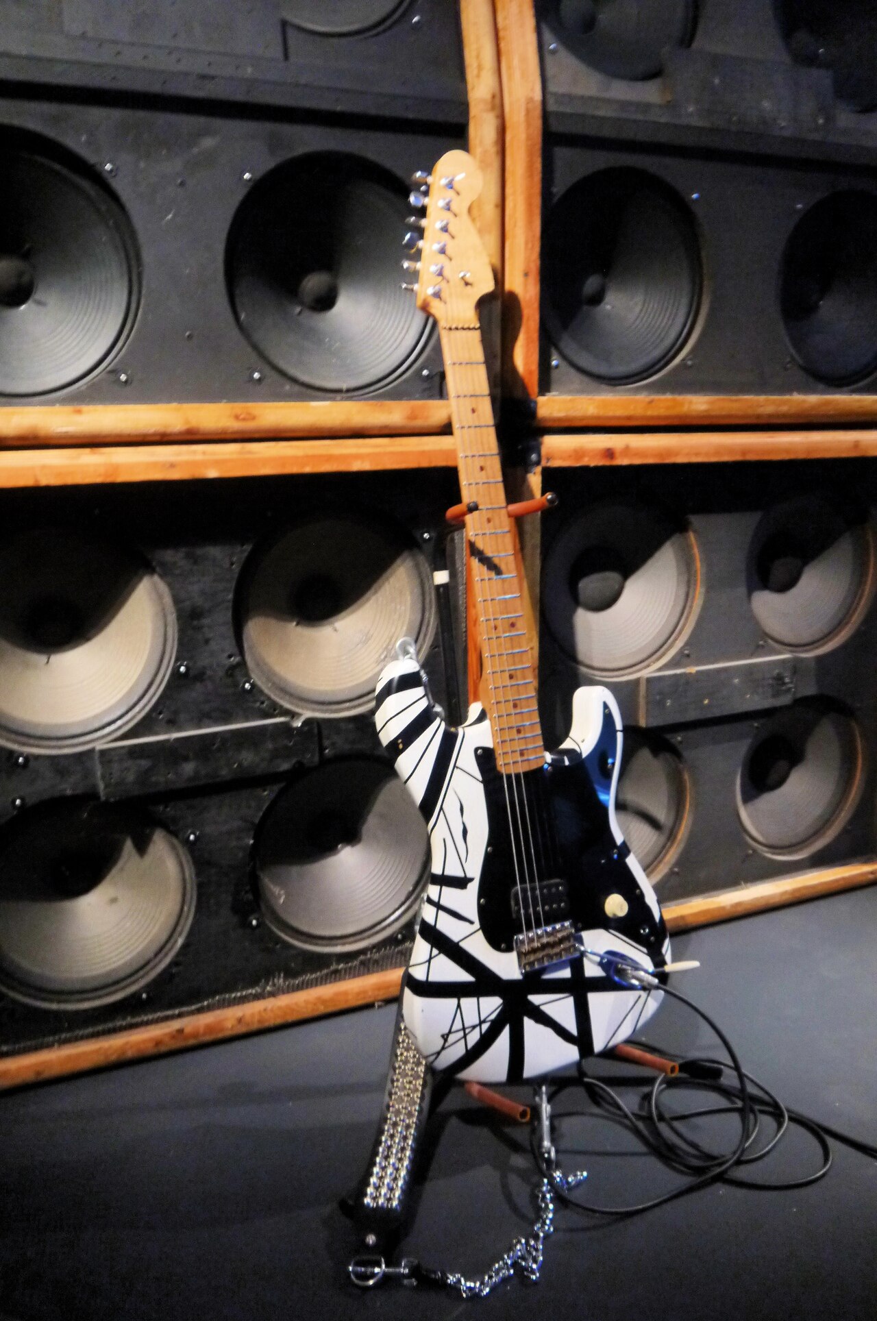 EVH Super '78 Eruption replica and 1978-style Marshall / echo rig at the Met, 2019