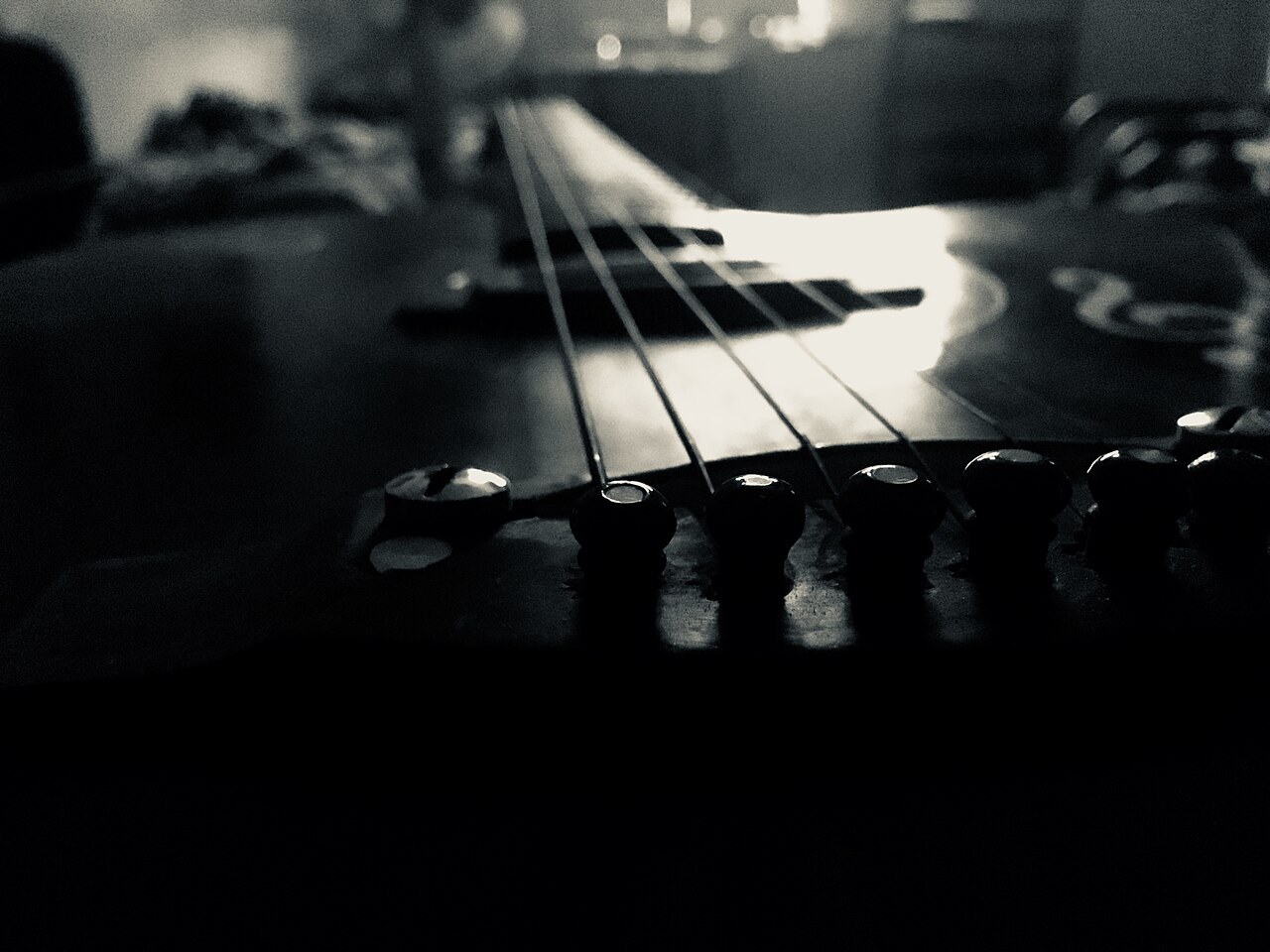 Electric guitar bridge and strings