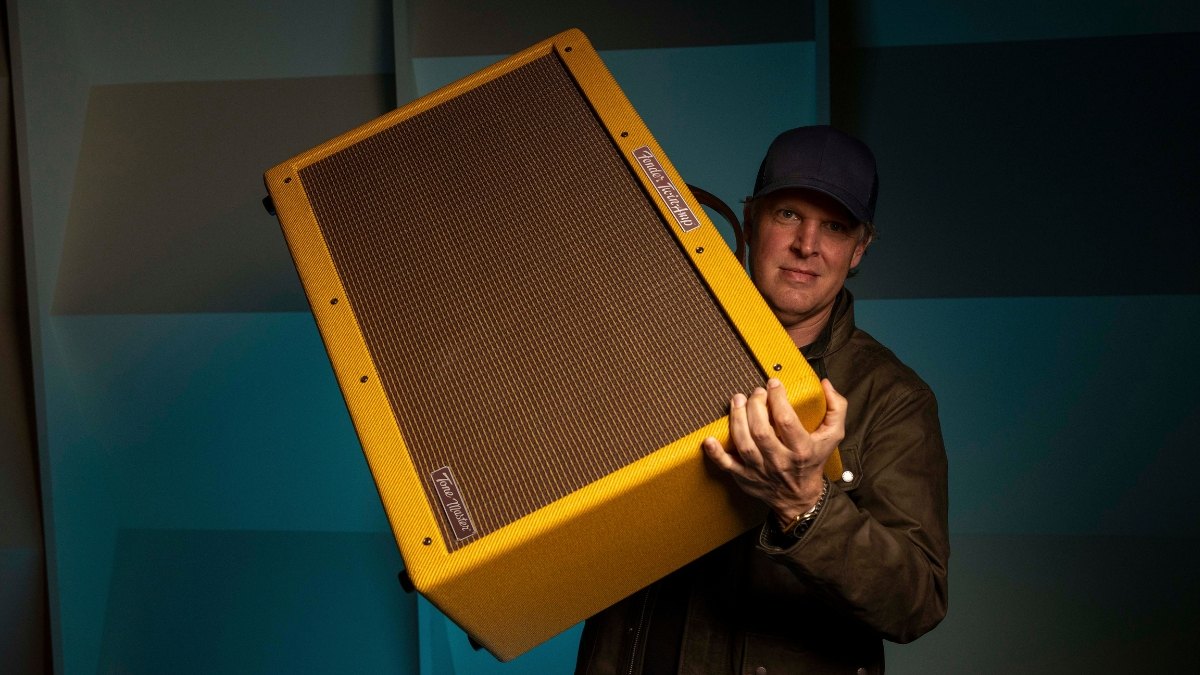 Joe Bonamassa holding the Fender Tone Master '59 Twin-Amp JB Edition, a tweed-covered 2x12 combo