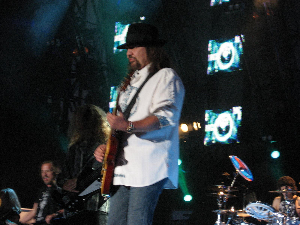 Gary Rossington performing in New Brockton, Alabama, 2008
